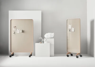 Whiteboard - Büromöbel - Bürodesign Angerer - Mobiles, beige-weiße Möbelstücke auf Rollen in einem modernen, hellen Raum mit weißen Wänden und Dekorationen – Salzburg - Berchtesgadener Land