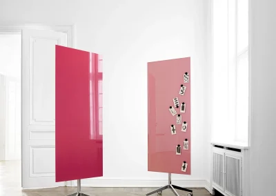 Büromöbel - Bürodesign Angerer - Zwei mobile Flipcharts mit pinken Kunststoffoberflächen in einem hellen, modern eingerichteten Raum mit Holzboden und großen Fenstern – Salzburg - Berchtesgadener Land
