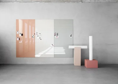 Büromöbel - Bürodesign Angerer - Moderner minimalistischer Innenraum mit abstrakten Wandkunstwerken, einer weißen Skulptur und einem terrazzo Boden – Salzburg - Berchtesgadener Land