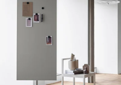 Büromöbel - Bürodesign Angerer - Moderner mobiler Raumteiler mit Pinnwand und Regal im hellen Wohnraum mit Holzfußboden – Salzburg - Berchtesgadener Land