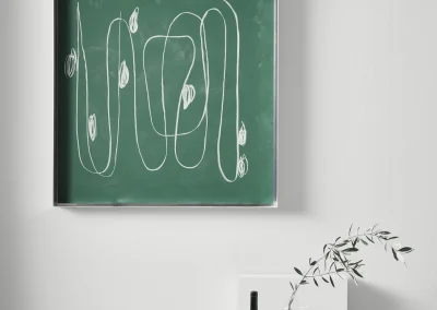 Whiteboards - Büromöbel - Bürodesign Angerer - Grüner Wandtafel mit weißen Kreidemarkierungen und eine kleine Pflanze auf einem weißen Regal – Salzburg - Berchtesgadener Land