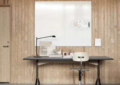 Whiteboard - Büromöbel - Bürodesign Angerer - Moderner Arbeitsplatz mit Spiegel, Schreibtisch, Stuhl und Schreibtischlampe in einem Holzhaus Interior – Salzburg - Berchtesgadener Land