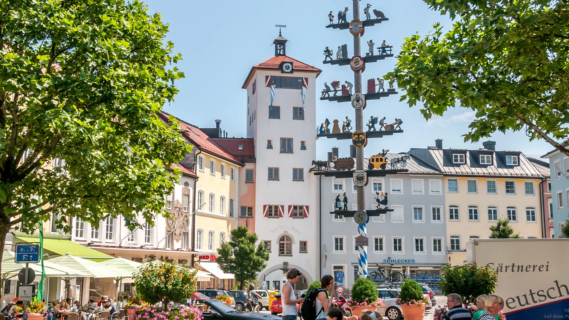 Büroeinrichtung Traunstein - Büromöbel - Bürodesign Angerer - Historisches Stadtbild mit Turm, alustarken Gebäuden, Sonnenlicht, Bäumen und gehobener Atmosphäre in einer deutschen Stadt – Salzburg - Berchtesgadener Land
