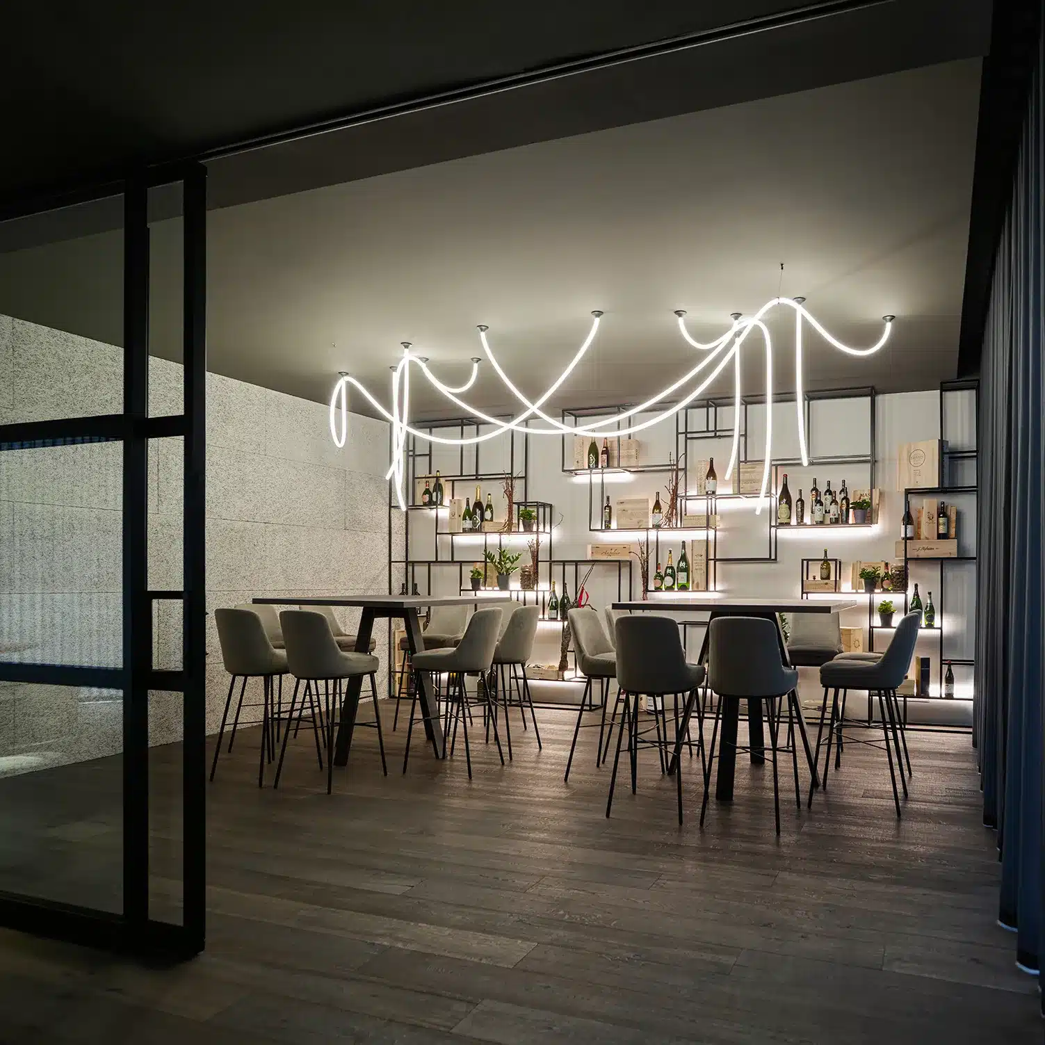 Büromöbel - Bürodesign Angerer - Modernes Esszimmer mit stilvollen Beleuchtungselementen und hohen Stühlen – Salzburg - Berchtesgadener Land