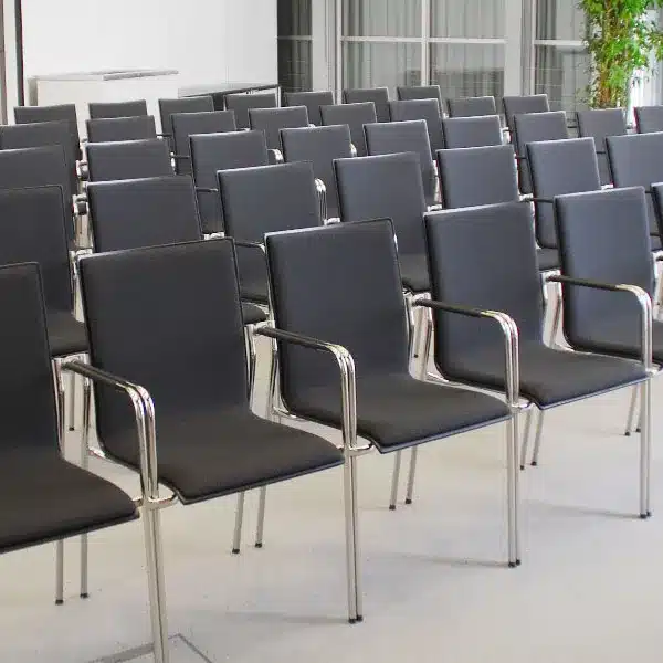 Büromöbel - Bürodesign Angerer - Leerer Konferenzraum mit vielen grauen Stühlen in Reihen – Salzburg - Berchtesgadener Land