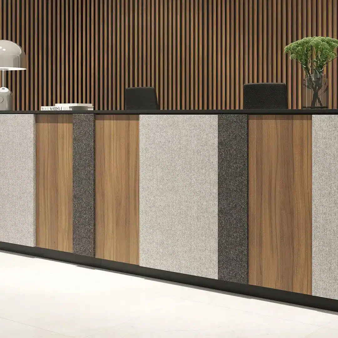 Büromöbel - Bürodesign Angerer - Moderne Empfangstheke mit Holz-, Grau- und Metalldetails vor Holzwand – Salzburg - Berchtesgadener Land