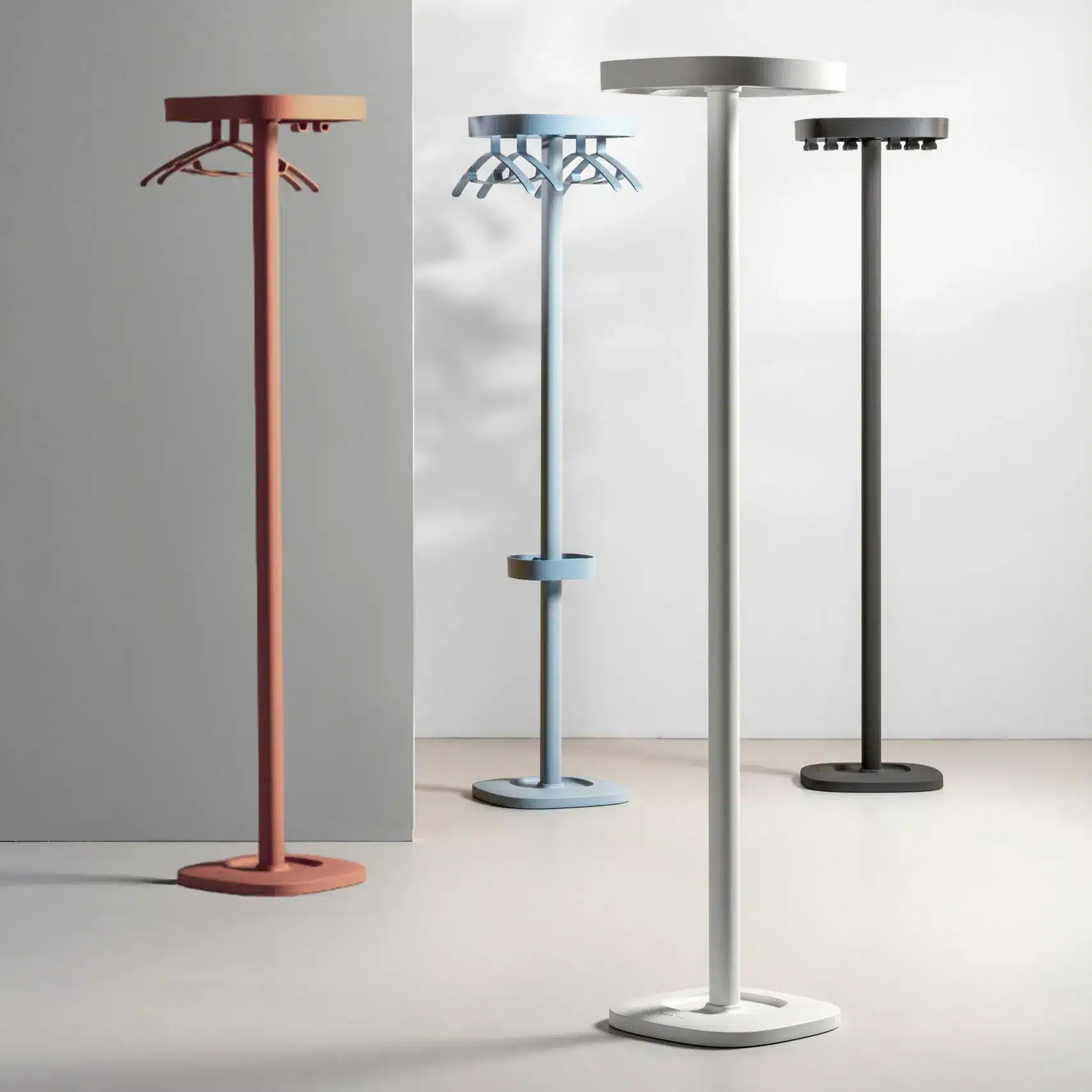 Büromöbel - Bürodesign Angerer - Moderne Kleiderständer in verschiedenen Farben in minimalistischem Raum – Salzburg - Berchtesgadener Land