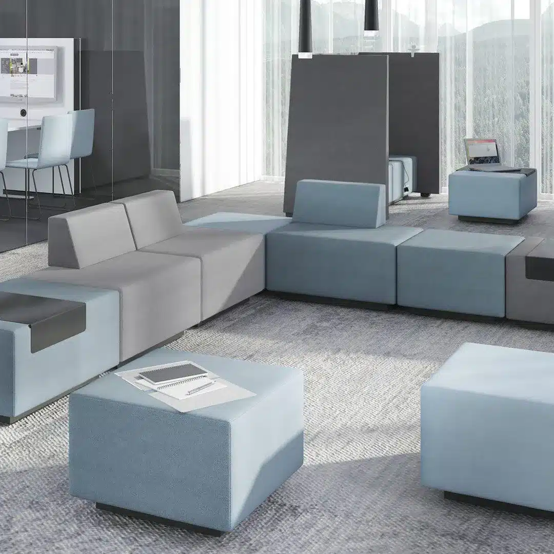 Büromöbel - Bürodesign Angerer - Moderne Bürolounge mit modularen grauen und blauen Sofas – Salzburg - Berchtesgadener Land
