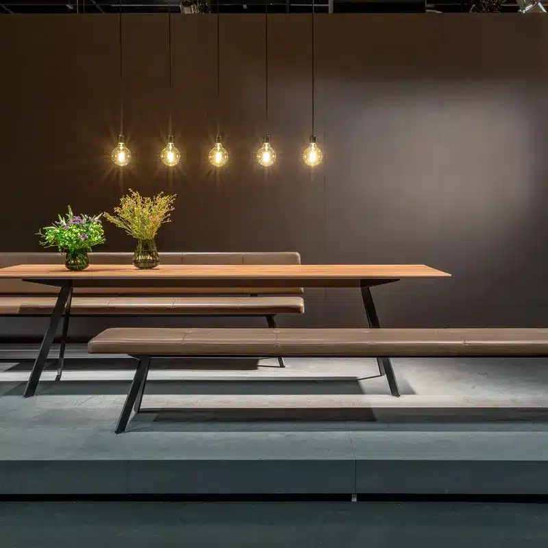 Büromöbel - Bürodesign Angerer - Minimalistischer Essbereich mit hölzernem Tisch und modernen Hängeleuchten – Salzburg - Berchtesgadener Land