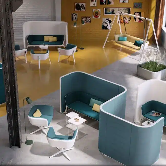 Büromöbel - Bürodesign Angerer - Moderne Lounge mit blauen Möbeln und Kunstwerken an den Wänden – Salzburg - Berchtesgadener Land