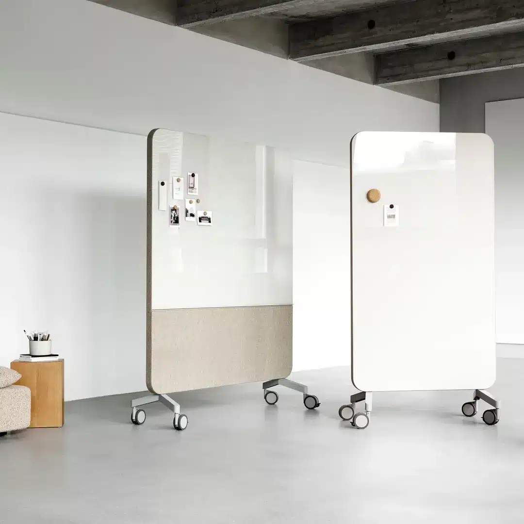Büromöbel - Bürodesign Angerer - Mobile Whiteboards mit modernem Design in einem minimalistischen Raum – Salzburg - Berchtesgadener Land
